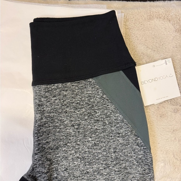 NWT Beyond Yoga Black and Sage Leggings - Picture 2 of 6